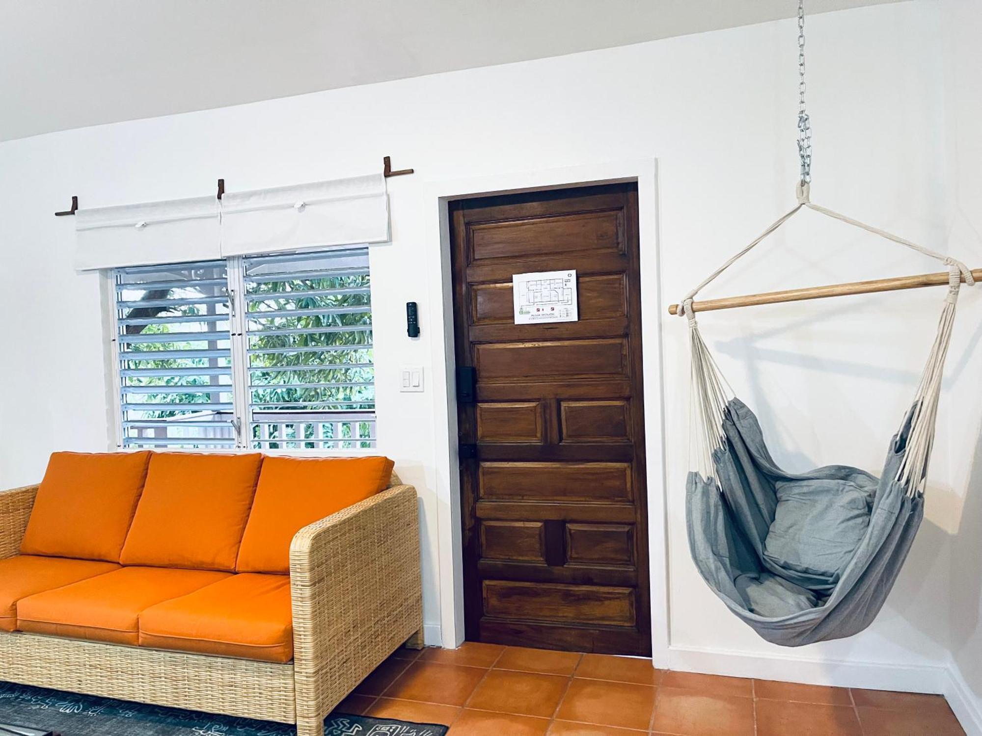 Alux House Hotel Placencia Bagian luar foto
